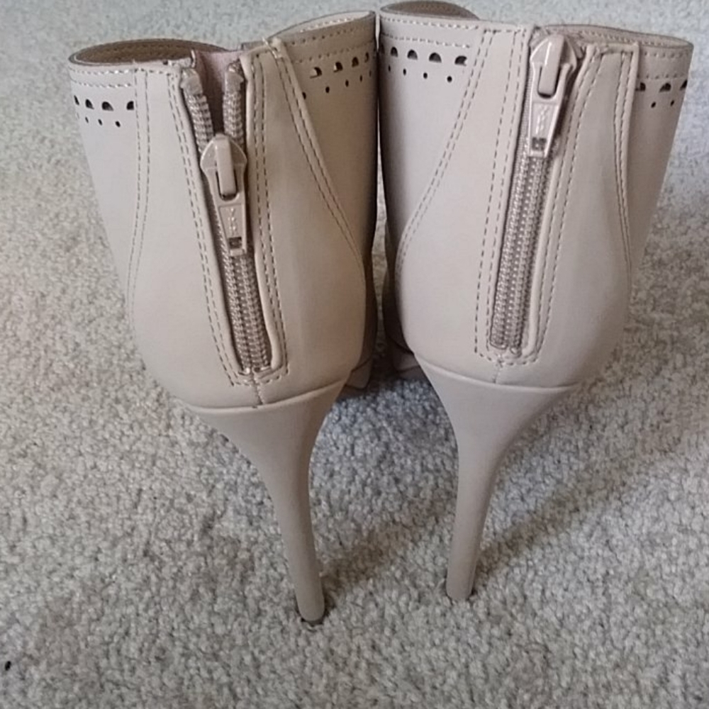 Shoe - Picture 4 of 8